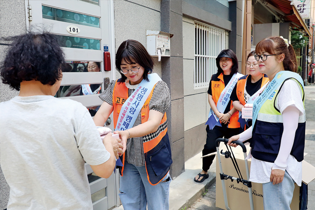 지역주민을 대상으로 생명사랑 캠페인을 펼치고 있는 강원랜드 KLACC